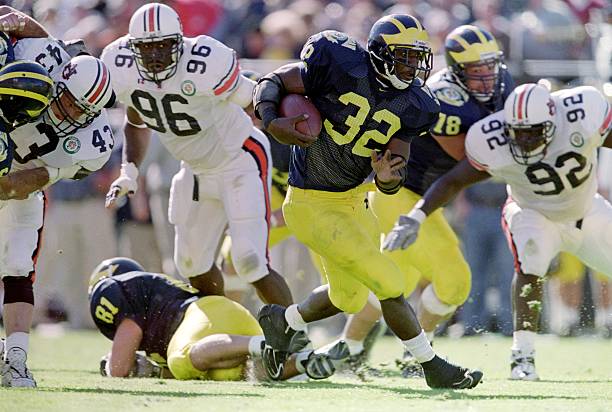 jan-2001-anthony-thomas-of-the-michigan-wolverines-carries-the-ball-picture-id656017
